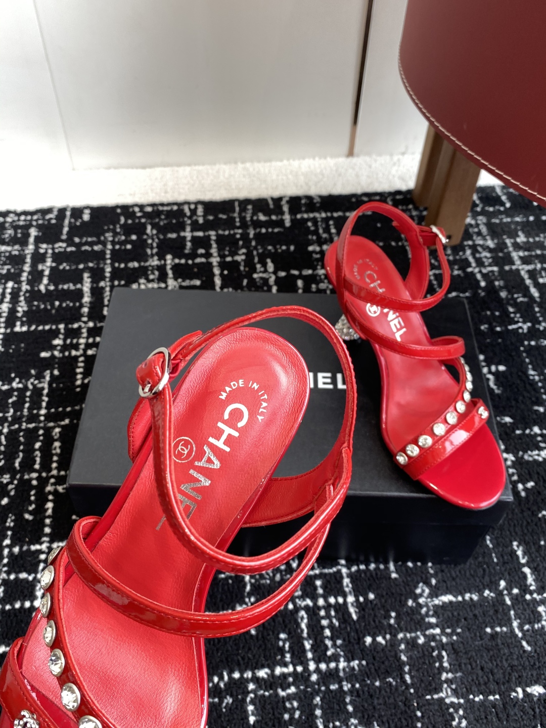 代购级
Chanel 小香 25ss 春夏新品度假 钻跟 钻扣 凉鞋 

小香的一款全新设计 鞋面透明材