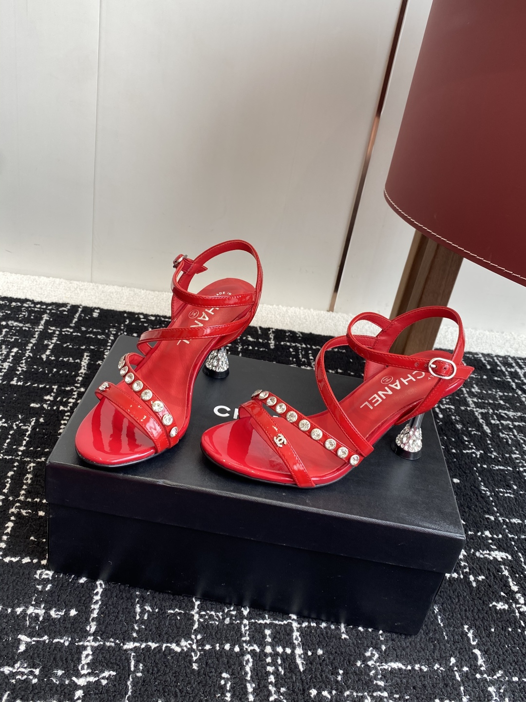 代购级
Chanel 小香 25ss 春夏新品度假 钻跟 钻扣 凉鞋 

小香的一款全新设计 鞋面透明材