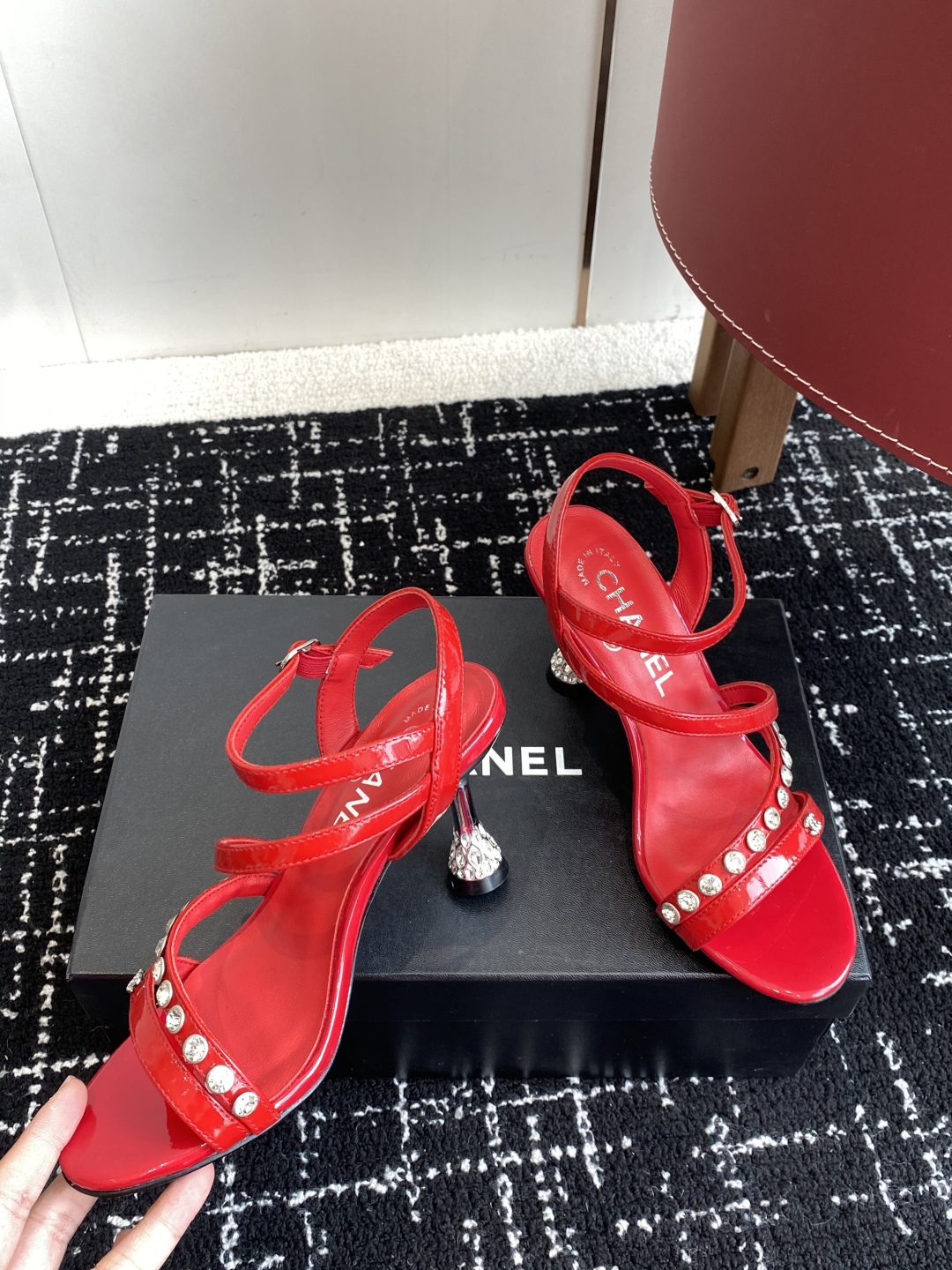 代购级
Chanel 小香 25ss 春夏新品度假 钻跟 钻扣 凉鞋 

小香的一款全新设计 鞋面透明材