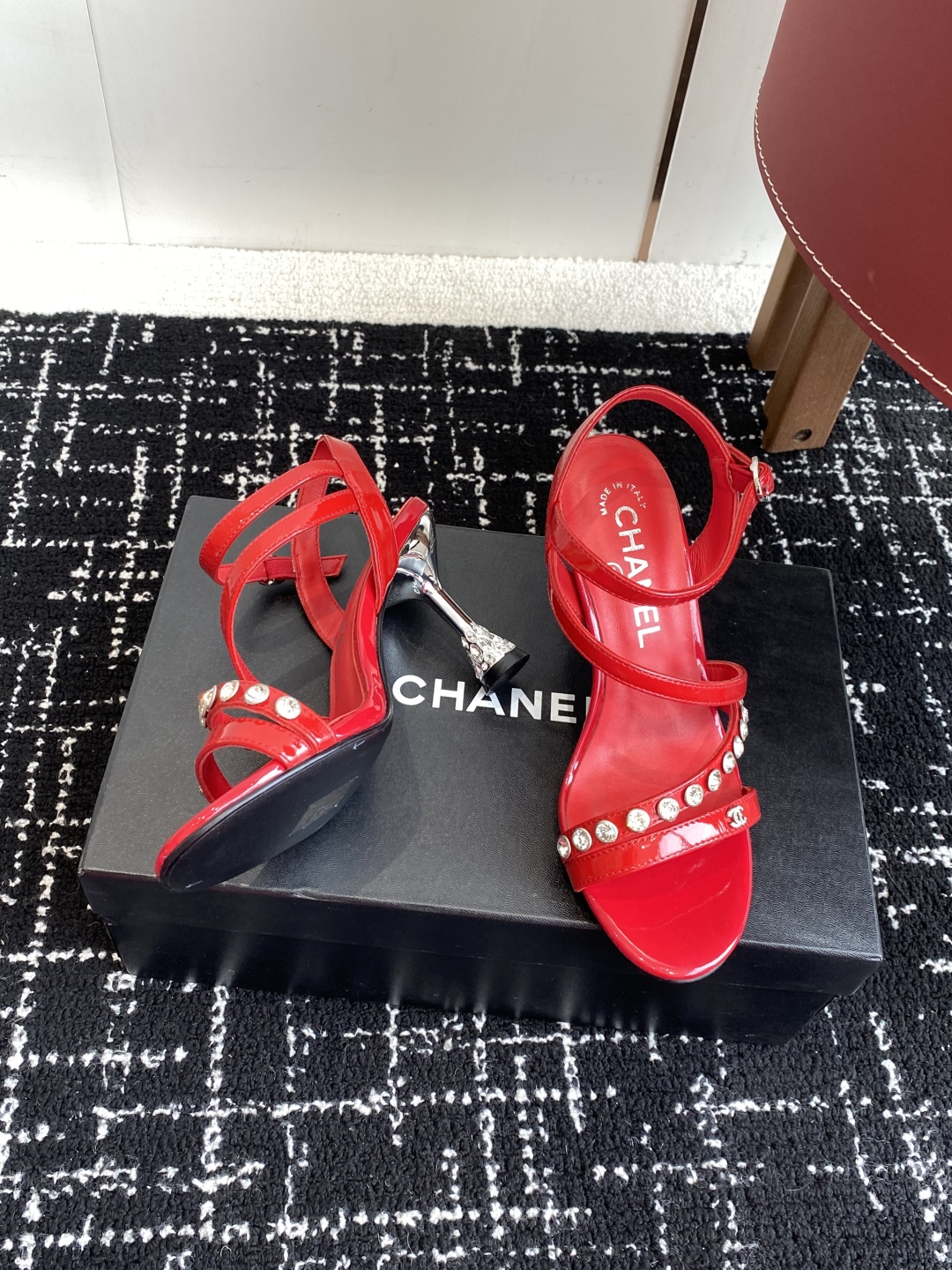 代购级
Chanel 小香 25ss 春夏新品度假 钻跟 钻扣 凉鞋 

小香的一款全新设计 鞋面透明材