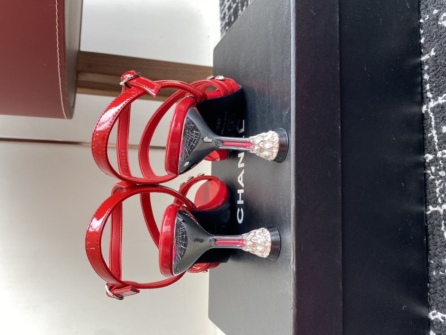 代购级
Chanel 小香 25ss 春夏新品度假 钻跟 钻扣 凉鞋 

小香的一款全新设计 鞋面透明材