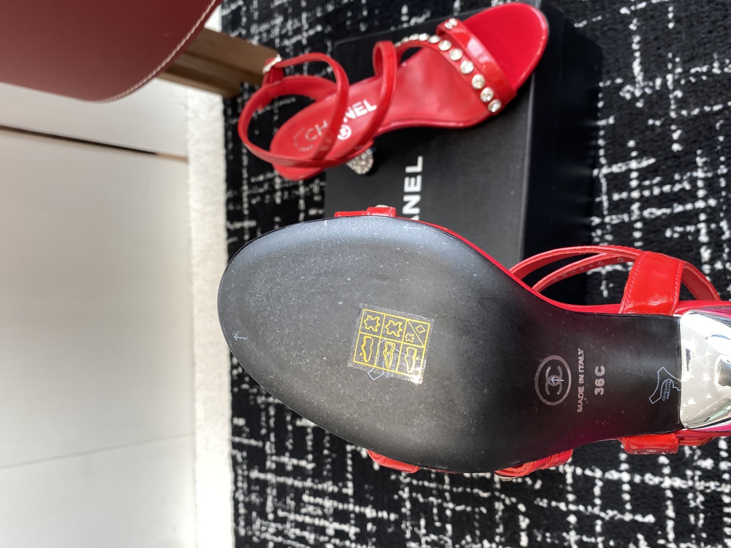代购级
Chanel 小香 25ss 春夏新品度假 钻跟 钻扣 凉鞋 

小香的一款全新设计 鞋面透明材