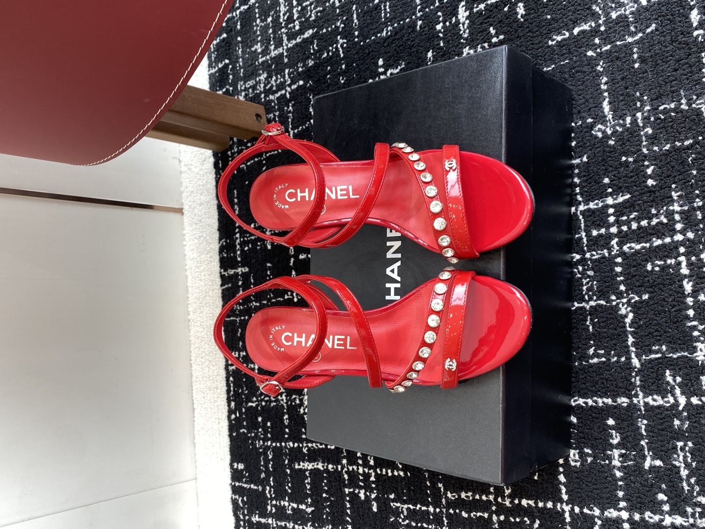 代购级
Chanel 小香 25ss 春夏新品度假 钻跟 钻扣 凉鞋 

小香的一款全新设计 鞋面透明材