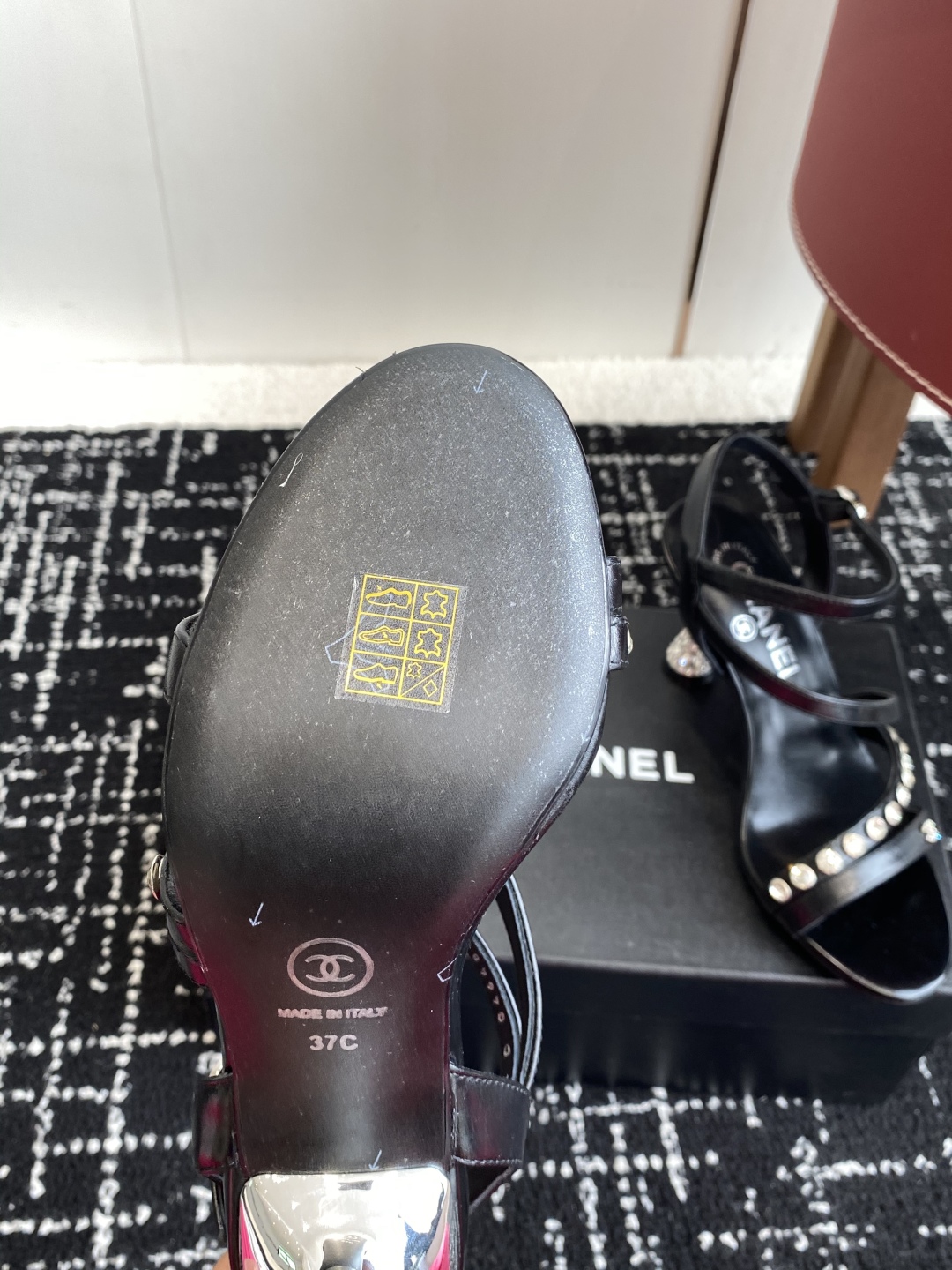 代购级
Chanel 小香 25ss 春夏新品度假 钻跟 钻扣 凉鞋 

小香的一款全新设计 鞋面透明材