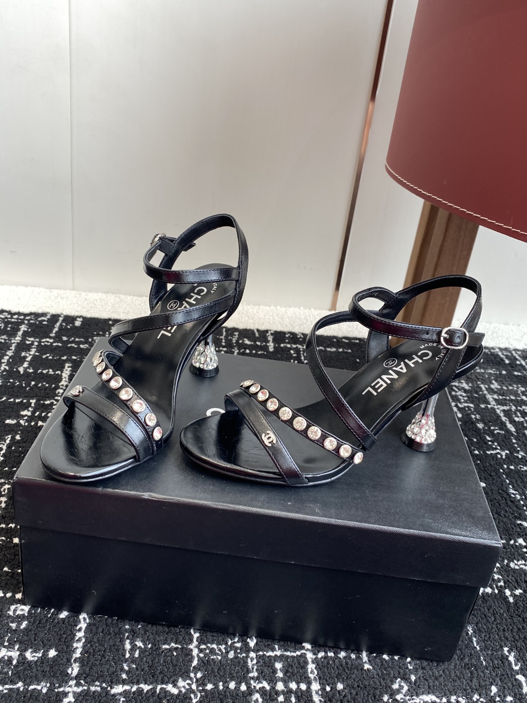 代购级
Chanel 小香 25ss 春夏新品度假 钻跟 钻扣 凉鞋 

小香的一款全新设计 鞋面透明材