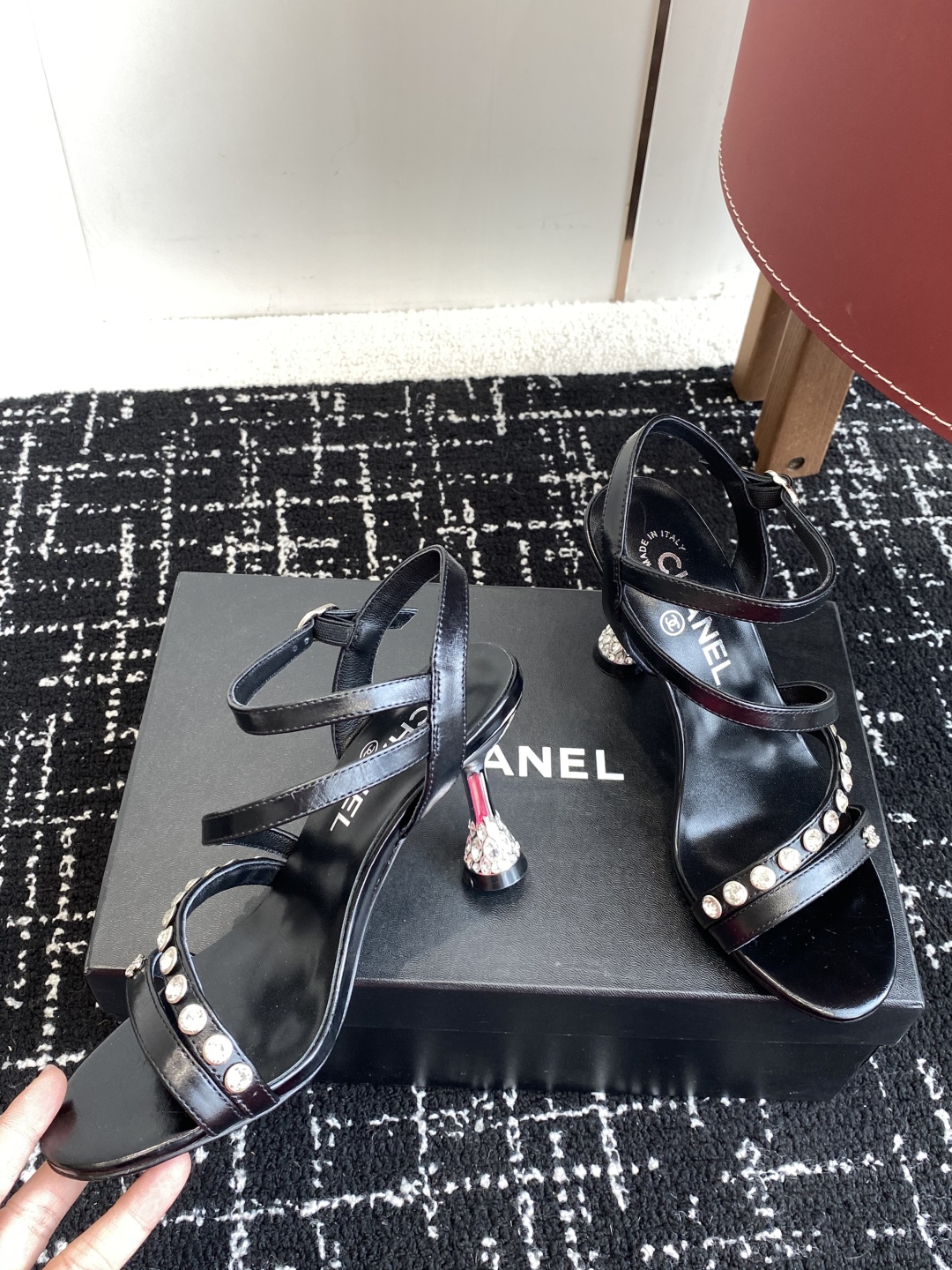 代购级
Chanel 小香 25ss 春夏新品度假 钻跟 钻扣 凉鞋 

小香的一款全新设计 鞋面透明材