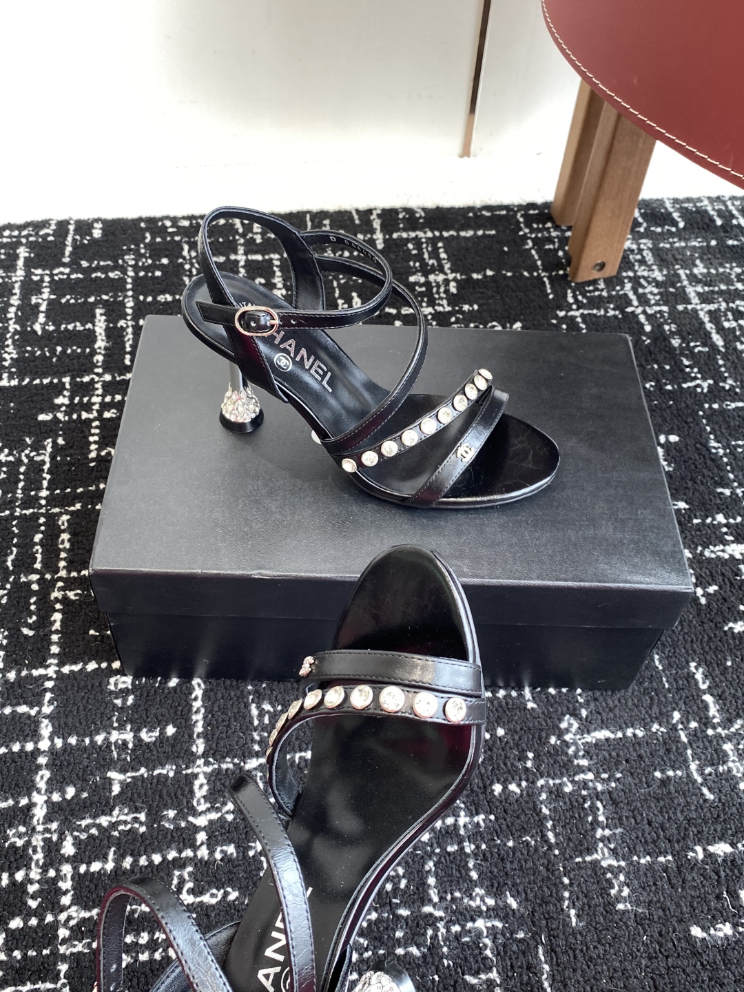 代购级
Chanel 小香 25ss 春夏新品度假 钻跟 钻扣 凉鞋 

小香的一款全新设计 鞋面透明材