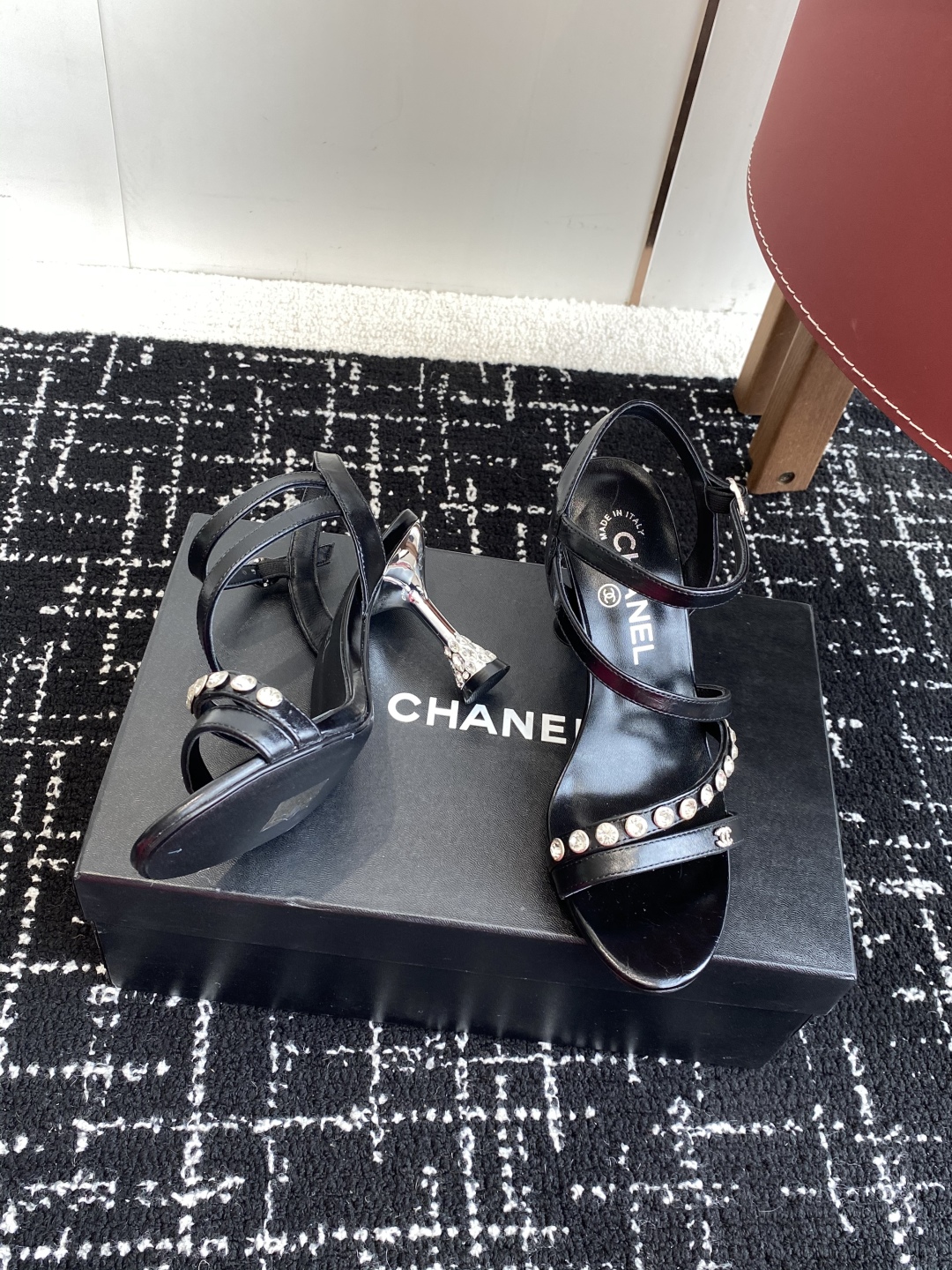 代购级
Chanel 小香 25ss 春夏新品度假 钻跟 钻扣 凉鞋 

小香的一款全新设计 鞋面透明材