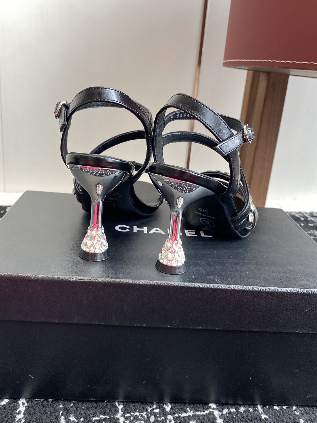 代购级
Chanel 小香 25ss 春夏新品度假 钻跟 钻扣 凉鞋 

小香的一款全新设计 鞋面透明材