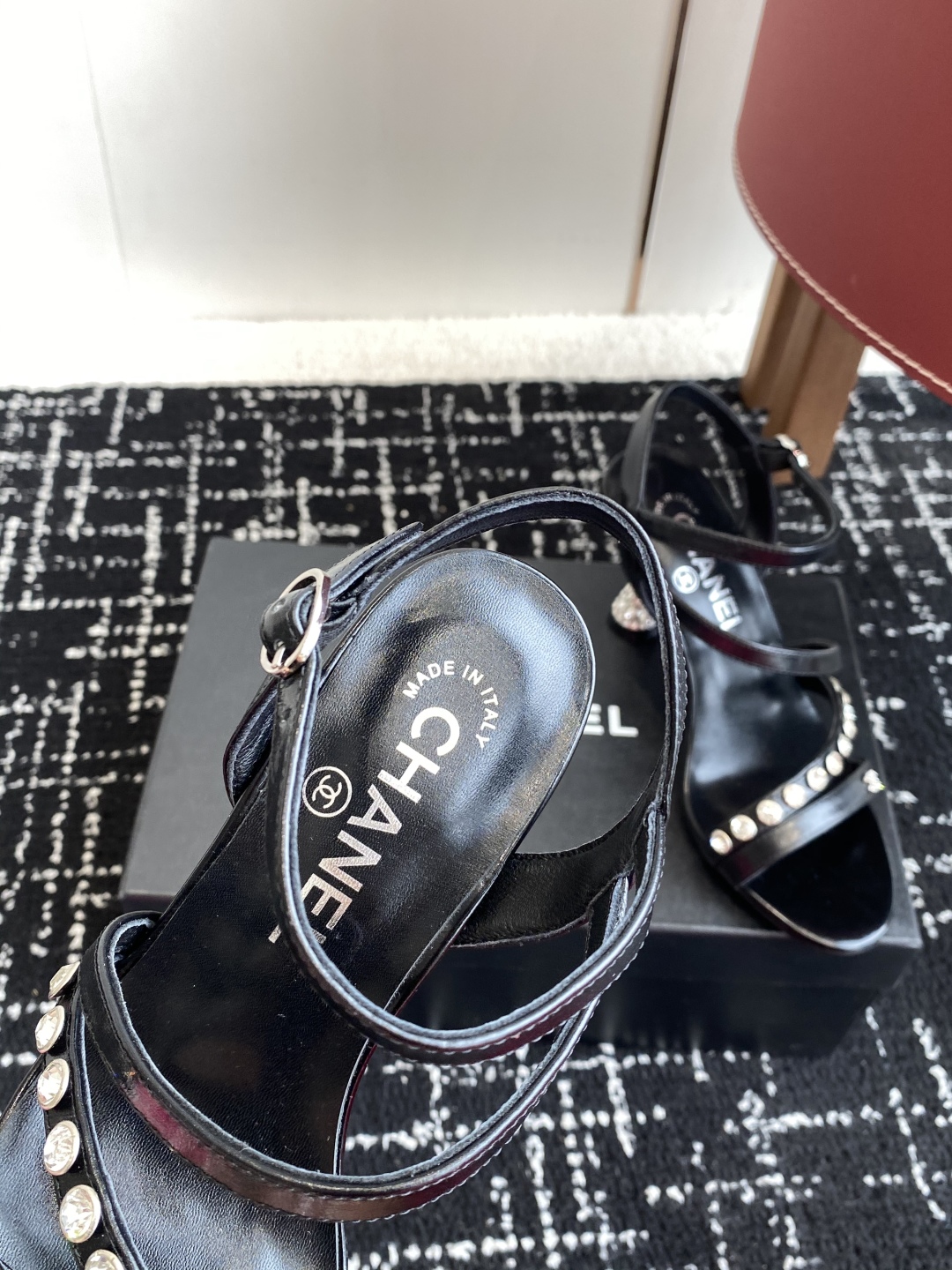 代购级
Chanel 小香 25ss 春夏新品度假 钻跟 钻扣 凉鞋 

小香的一款全新设计 鞋面透明材