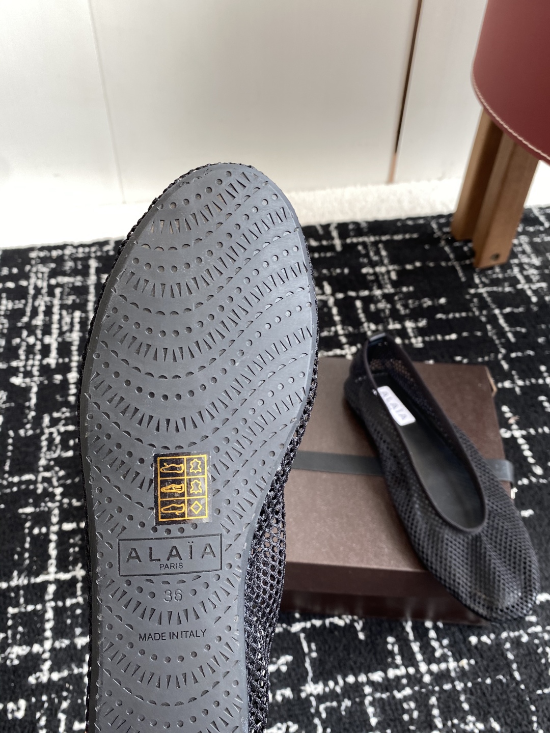 代购级
Alaia 25ss 春夏季新款 明星同款 穿搭万金油 渔网鞋 芭蕾舞鞋

轻盈透气 夏日松弛美