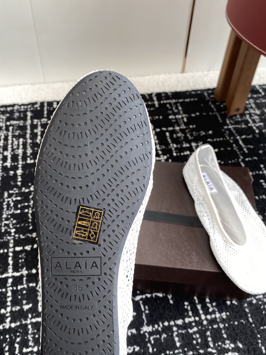 代购级
Alaia 25ss 春夏季新款 明星同款 穿搭万金油 渔网鞋 芭蕾舞鞋

轻盈透气 夏日松弛美