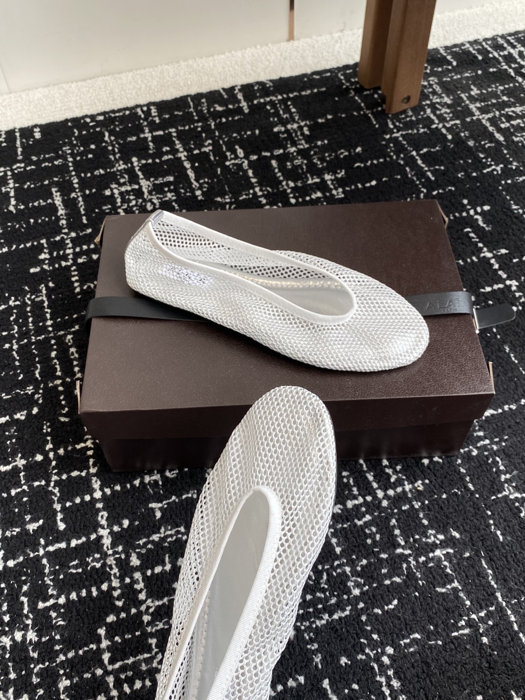 代购级
Alaia 25ss 春夏季新款 明星同款 穿搭万金油 渔网鞋 芭蕾舞鞋

轻盈透气 夏日松弛美