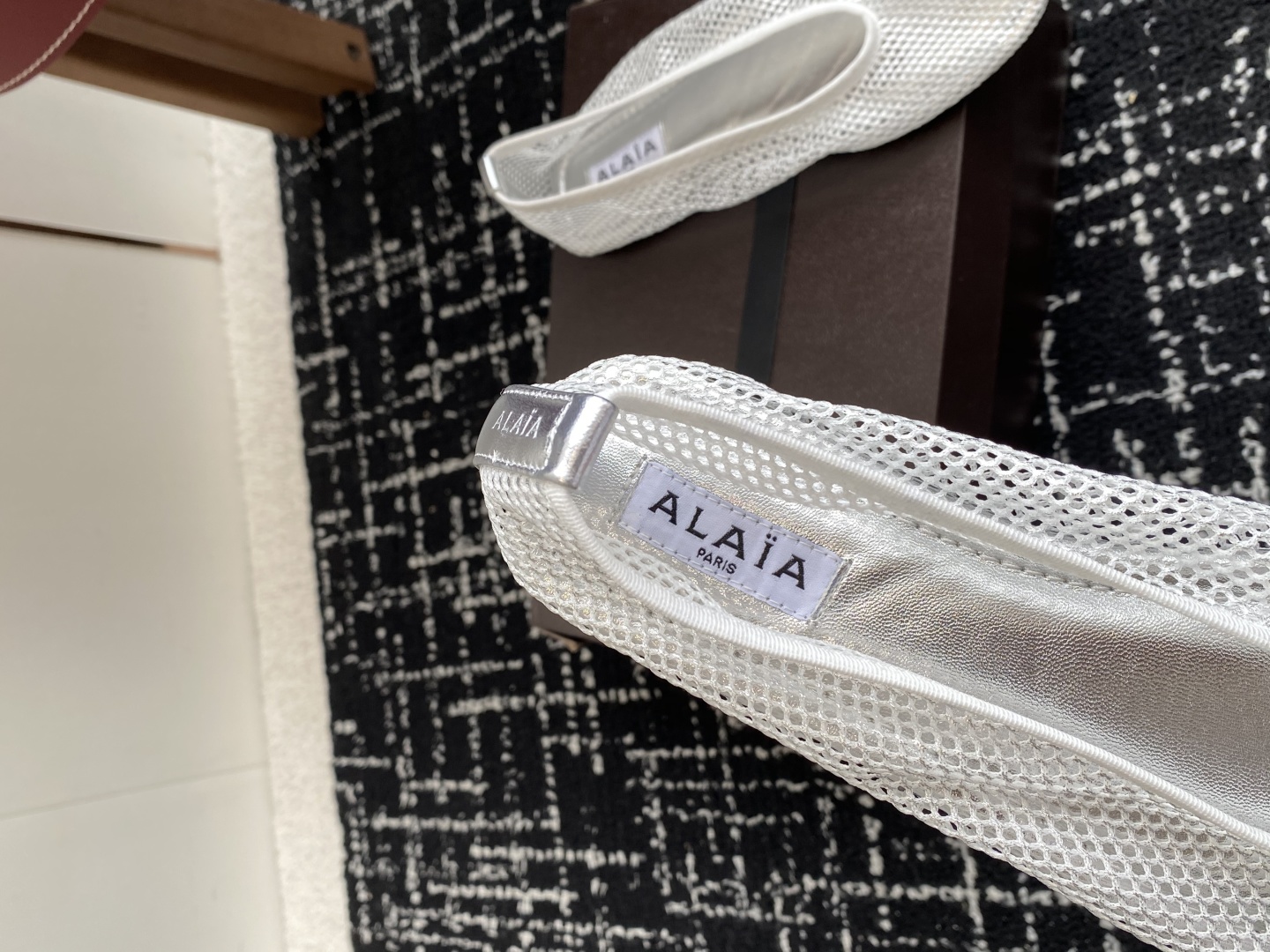 代购级
Alaia 25ss 春夏季新款 明星同款 穿搭万金油 渔网鞋 芭蕾舞鞋

轻盈透气 夏日松弛美