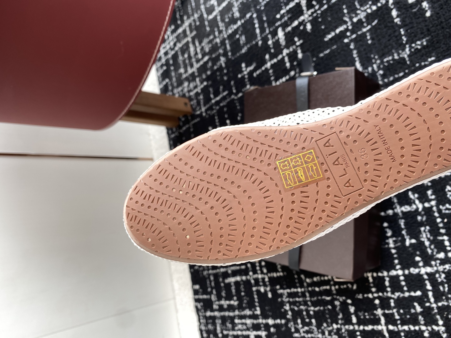 代购级
Alaia 25ss 春夏季新款 明星同款 穿搭万金油 渔网鞋 芭蕾舞鞋

轻盈透气 夏日松弛美