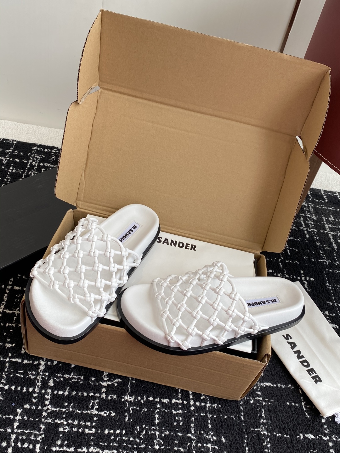 东莞代购级（✈️盒包装）
Jil sander 吉尔桑达 25新款渔网编织绳结镂空拖鞋

非常新颖的设计