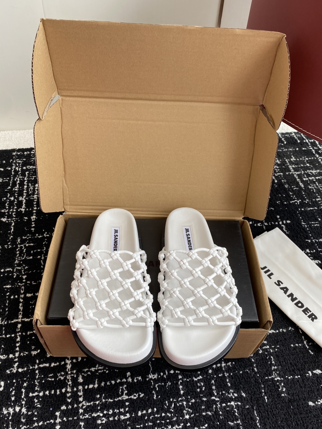 东莞代购级（✈️盒包装）
Jil sander 吉尔桑达 25新款渔网编织绳结镂空拖鞋

非常新颖的设计