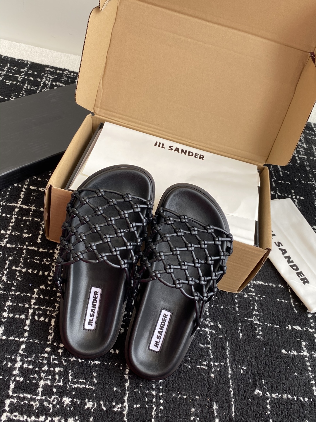 东莞代购级（✈️盒包装）
Jil sander 吉尔桑达 25新款渔网编织绳结镂空拖鞋

非常新颖的设计