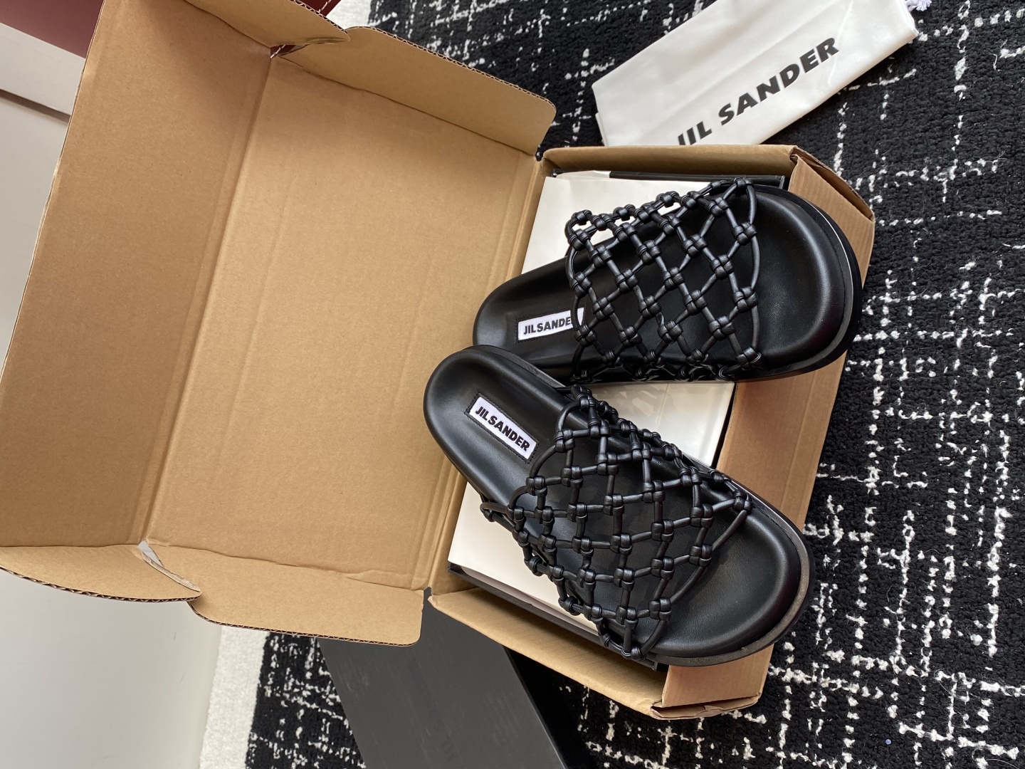 东莞代购级（✈️盒包装）
Jil sander 吉尔桑达 25新款渔网编织绳结镂空拖鞋

非常新颖的设计
