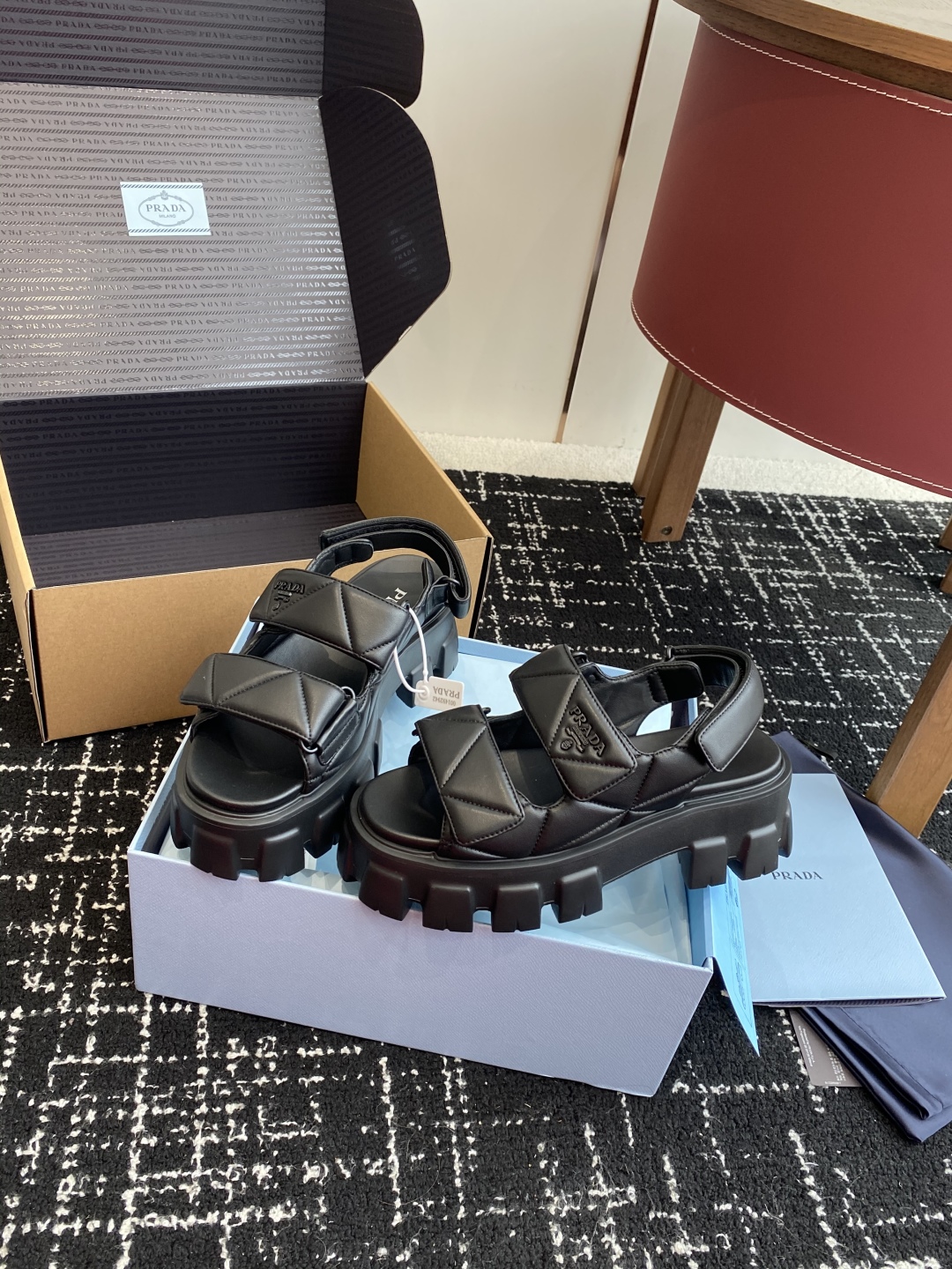 东莞代购级（官网同步✈️盒包装）
Prada 新款 厚底增高 凉鞋鞋穿起来特别方便，出门换鞋不用弯腰不用