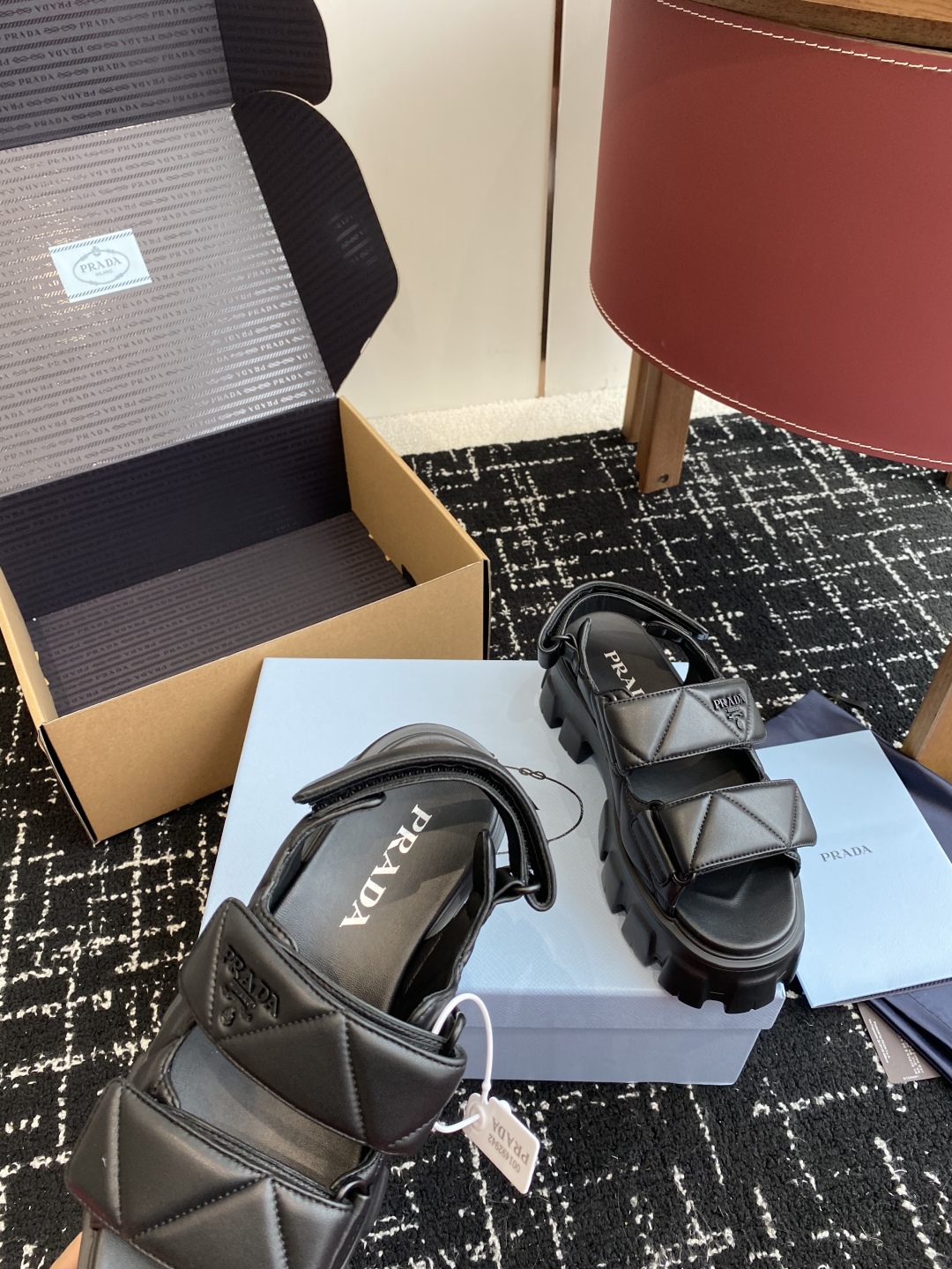 东莞代购级（官网同步✈️盒包装）
Prada 新款 厚底增高 凉鞋鞋穿起来特别方便，出门换鞋不用弯腰不用