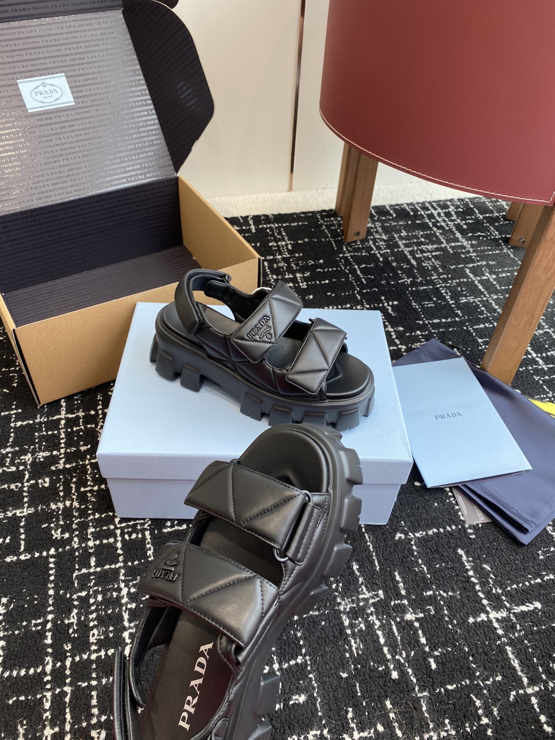 东莞代购级（官网同步✈️盒包装）
Prada 新款 厚底增高 凉鞋鞋穿起来特别方便，出门换鞋不用弯腰不用