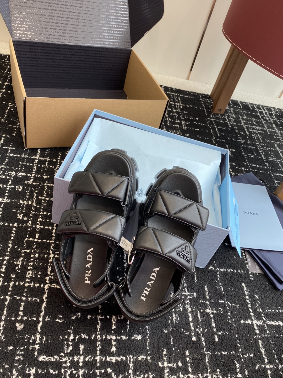 东莞代购级（官网同步✈️盒包装）
Prada 新款 厚底增高 凉鞋鞋穿起来特别方便，出门换鞋不用弯腰不用