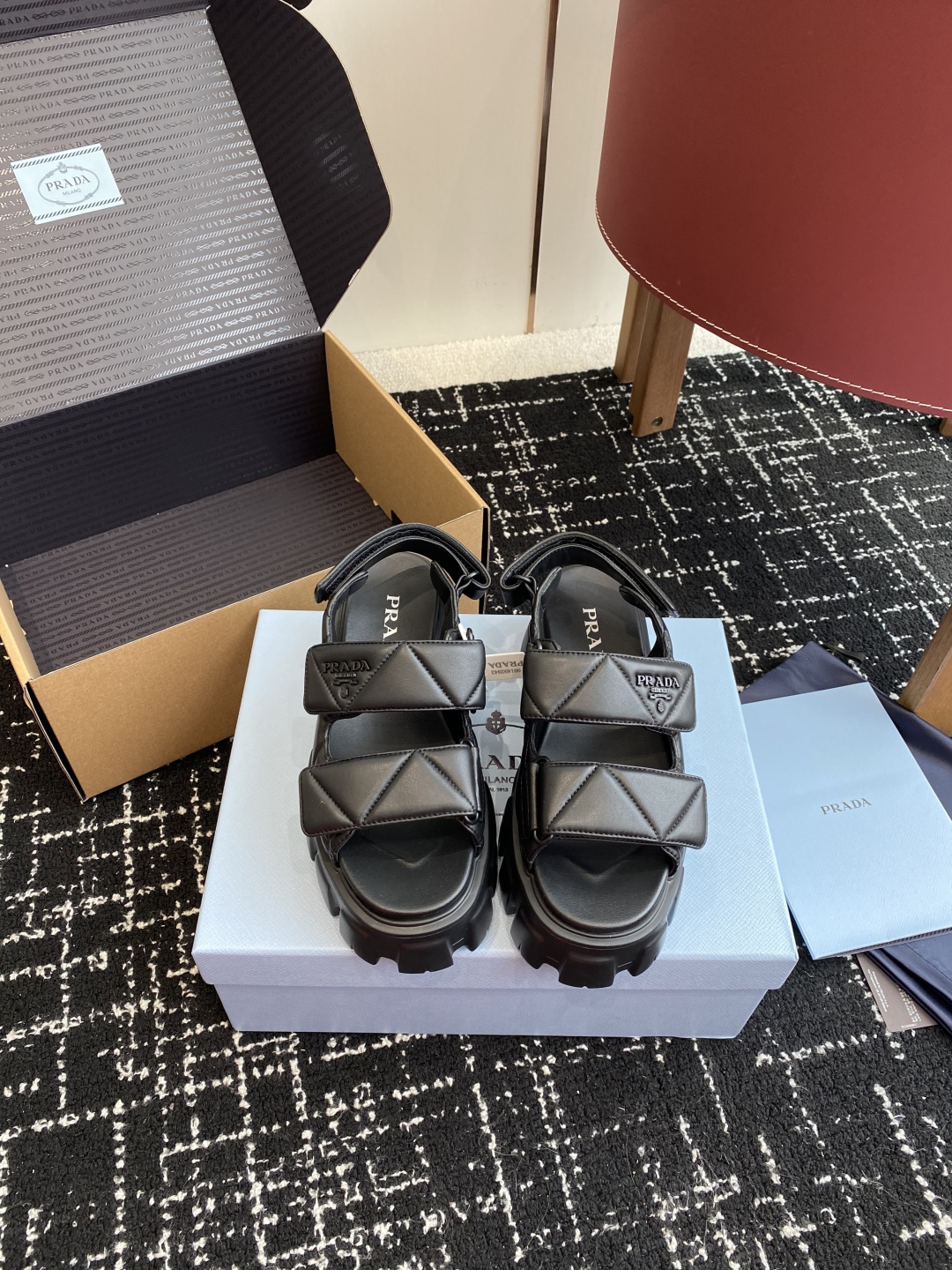 东莞代购级（官网同步✈️盒包装）
Prada 新款 厚底增高 凉鞋鞋穿起来特别方便，出门换鞋不用弯腰不用