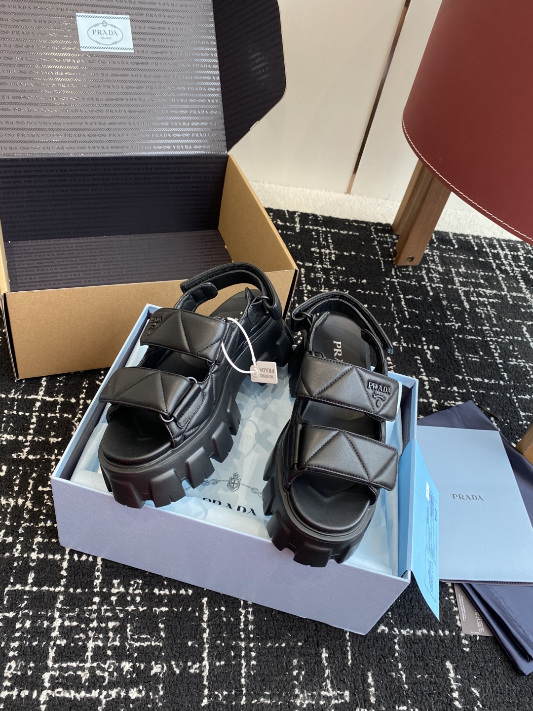 东莞代购级（官网同步✈️盒包装）
Prada 新款 厚底增高 凉鞋鞋穿起来特别方便，出门换鞋不用弯腰不用