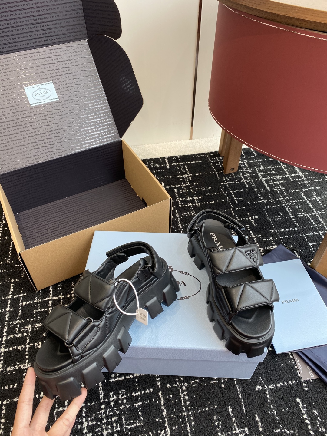 东莞代购级（官网同步✈️盒包装）
Prada 新款 厚底增高 凉鞋鞋穿起来特别方便，出门换鞋不用弯腰不用
