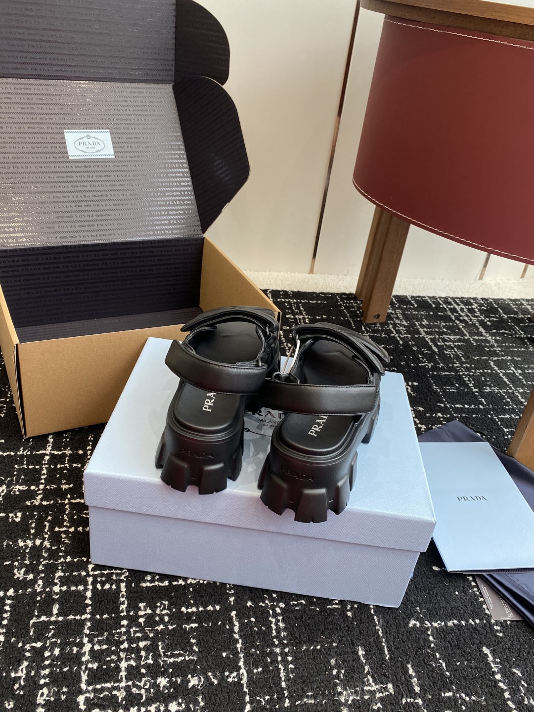 东莞代购级（官网同步✈️盒包装）
Prada 新款 厚底增高 凉鞋鞋穿起来特别方便，出门换鞋不用弯腰不用