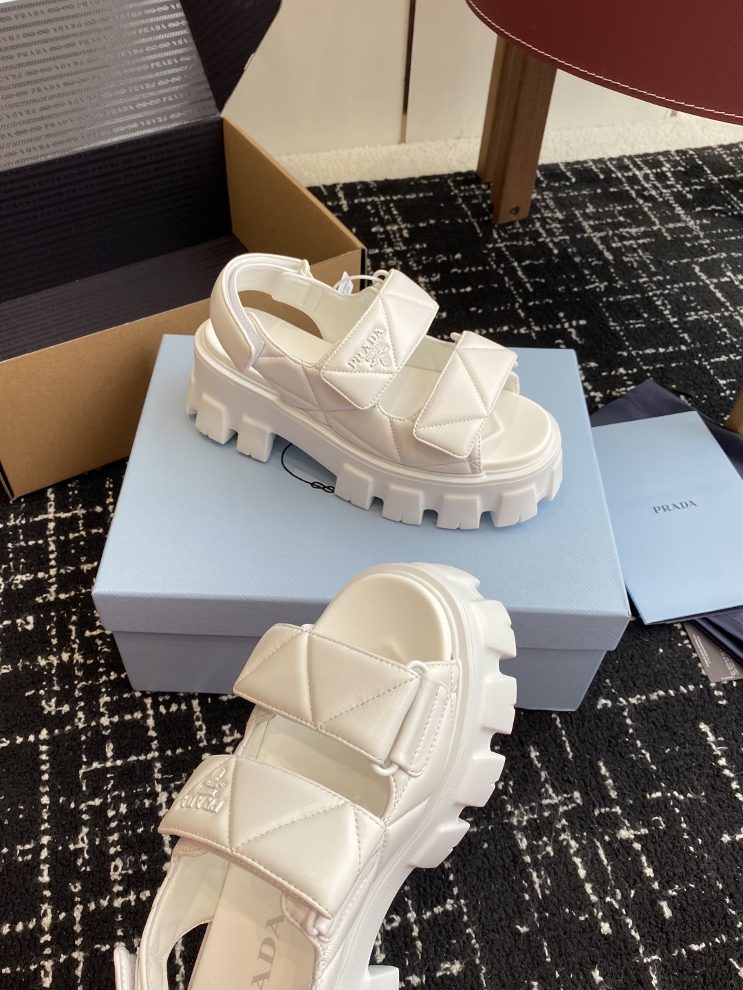 东莞代购级（官网同步✈️盒包装）
Prada 新款 厚底增高 凉鞋鞋穿起来特别方便，出门换鞋不用弯腰不用