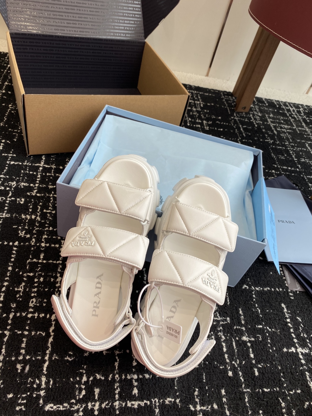 东莞代购级（官网同步✈️盒包装）
Prada 新款 厚底增高 凉鞋鞋穿起来特别方便，出门换鞋不用弯腰不用