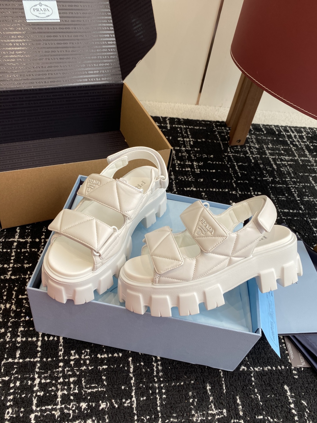 东莞代购级（官网同步✈️盒包装）
Prada 新款 厚底增高 凉鞋鞋穿起来特别方便，出门换鞋不用弯腰不用