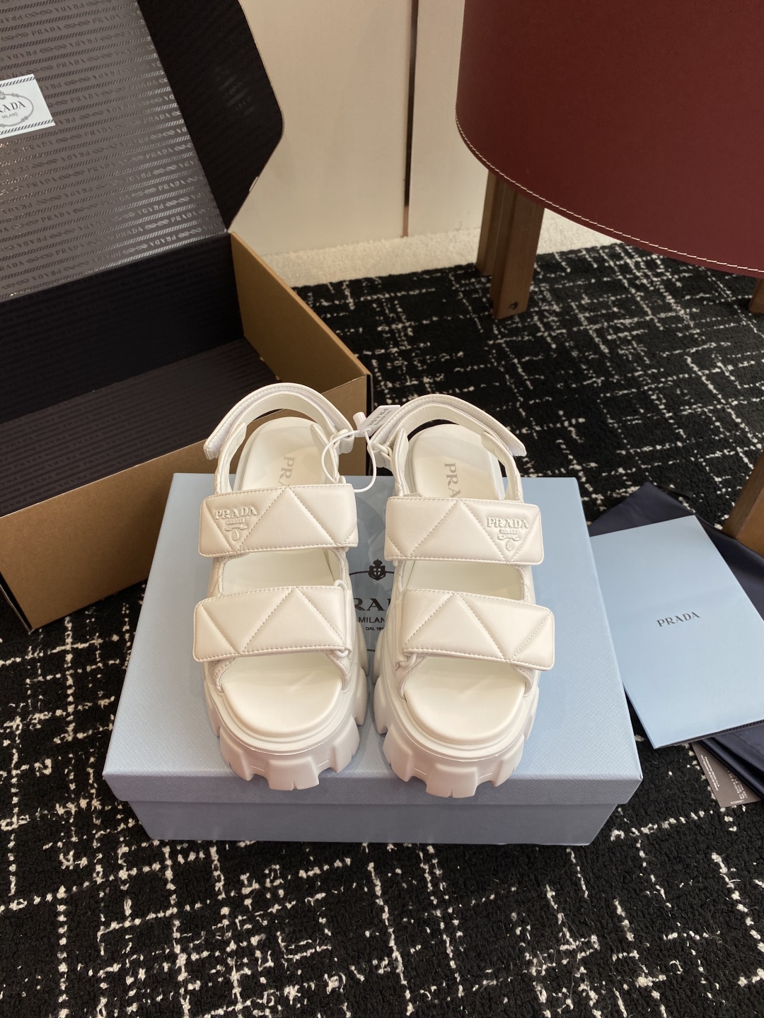 东莞代购级（官网同步✈️盒包装）
Prada 新款 厚底增高 凉鞋鞋穿起来特别方便，出门换鞋不用弯腰不用