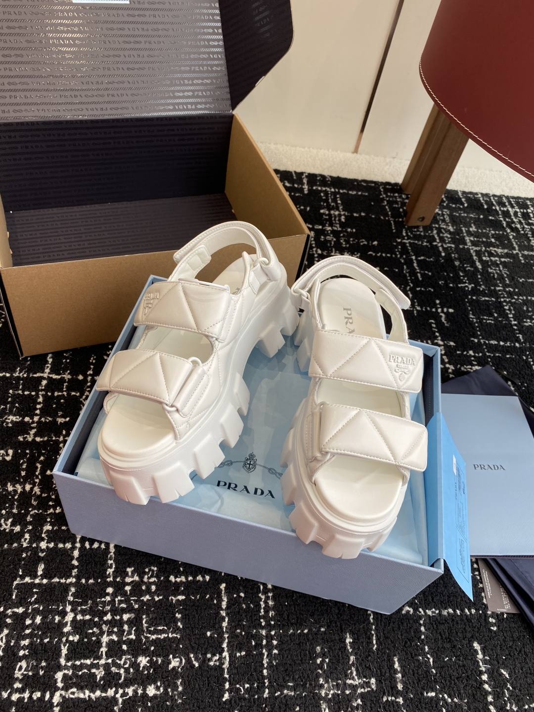 东莞代购级（官网同步✈️盒包装）
Prada 新款 厚底增高 凉鞋鞋穿起来特别方便，出门换鞋不用弯腰不用
