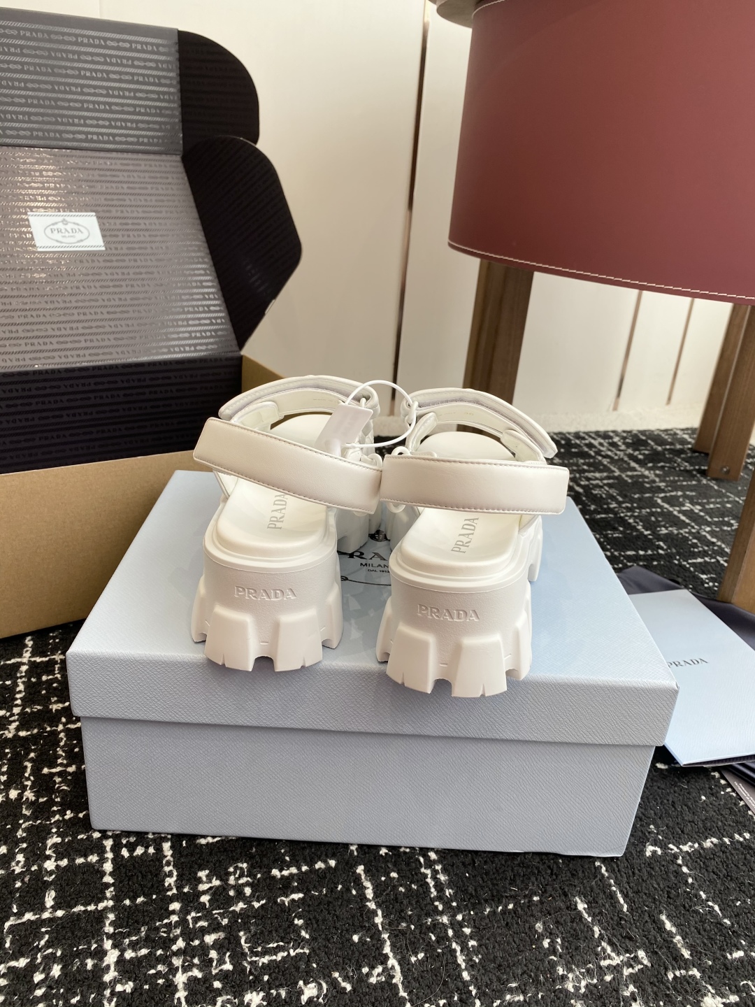 东莞代购级（官网同步✈️盒包装）
Prada 新款 厚底增高 凉鞋鞋穿起来特别方便，出门换鞋不用弯腰不用