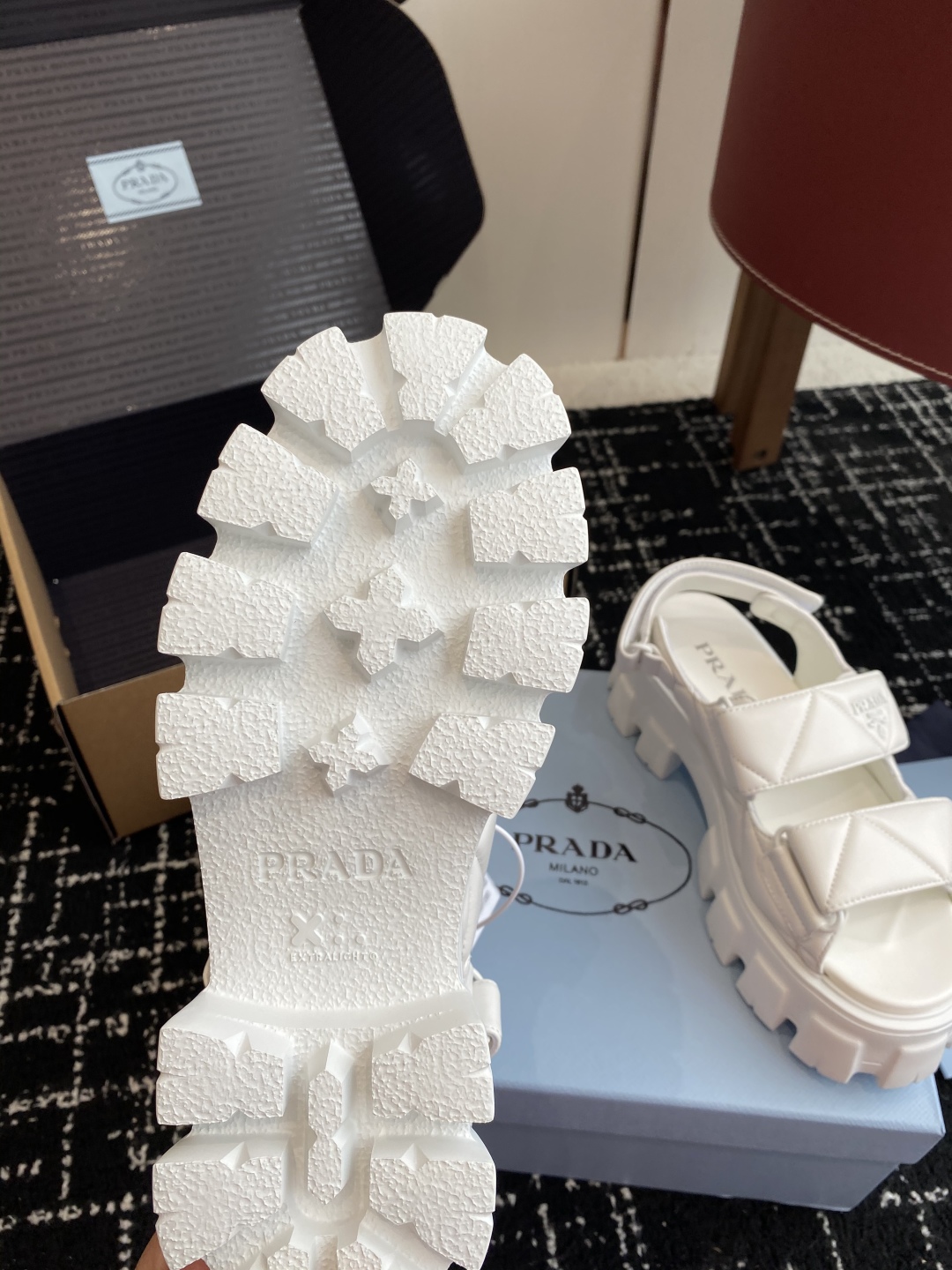 东莞代购级（官网同步✈️盒包装）
Prada 新款 厚底增高 凉鞋鞋穿起来特别方便，出门换鞋不用弯腰不用