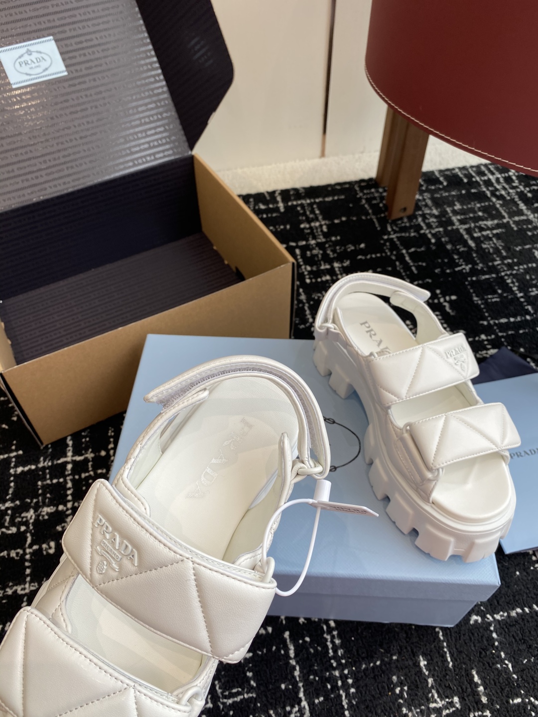 东莞代购级（官网同步✈️盒包装）
Prada 新款 厚底增高 凉鞋鞋穿起来特别方便，出门换鞋不用弯腰不用