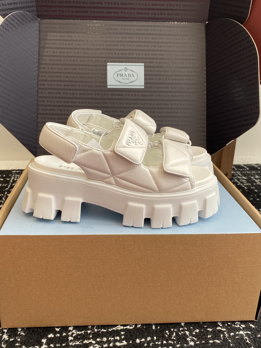 东莞代购级（官网同步✈️盒包装）
Prada 新款 厚底增高 凉鞋鞋穿起来特别方便，出门换鞋不用弯腰不用