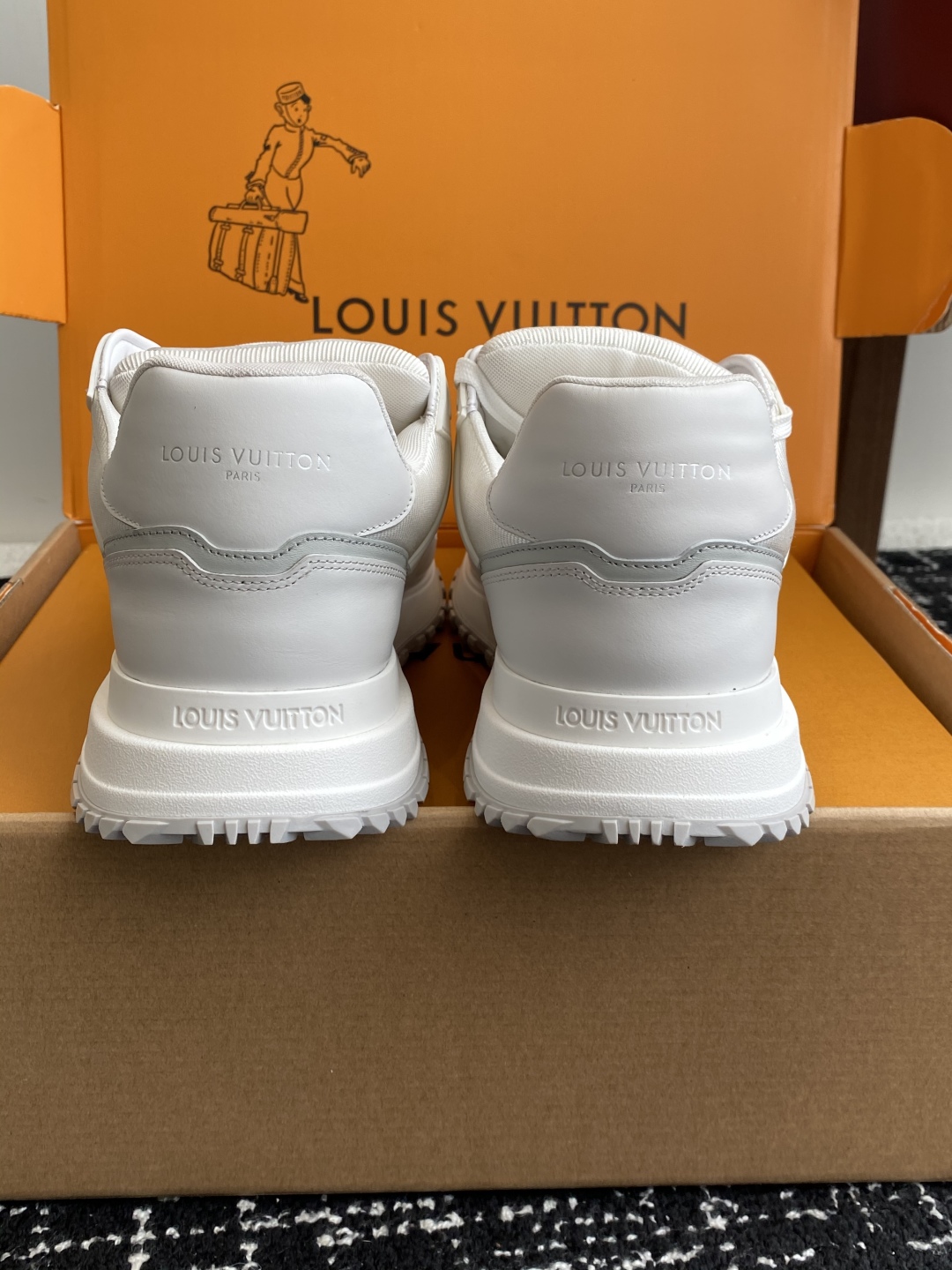 代购级（官网同步✈️盒包装）
LV路易威登 L家 驴牌最新Run Away Maxi系列 胖丁 情侣款 