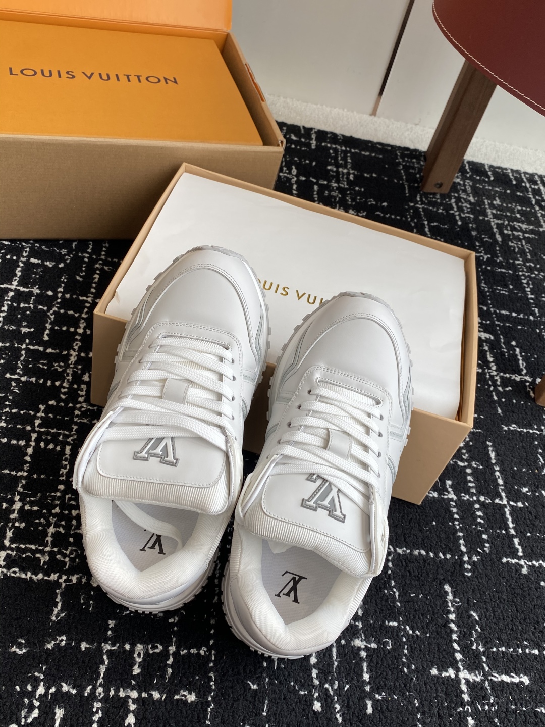 代购级（官网同步✈️盒包装）
LV路易威登 L家 驴牌最新Run Away Maxi系列 胖丁 情侣款 