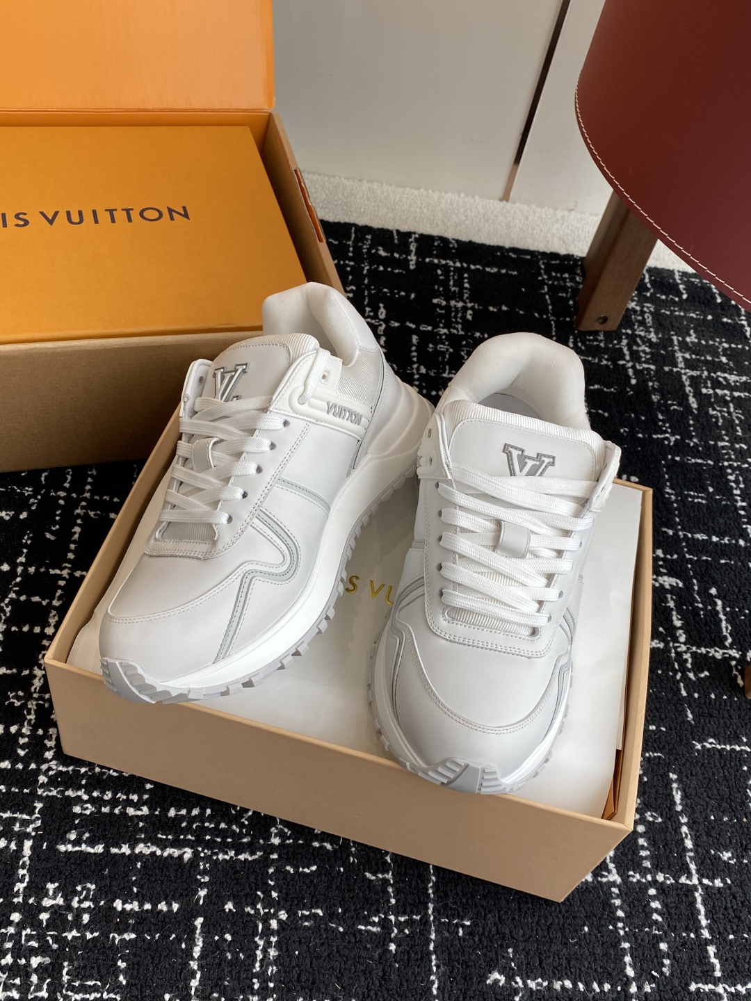 代购级（官网同步✈️盒包装）
LV路易威登 L家 驴牌最新Run Away Maxi系列 胖丁 情侣款 