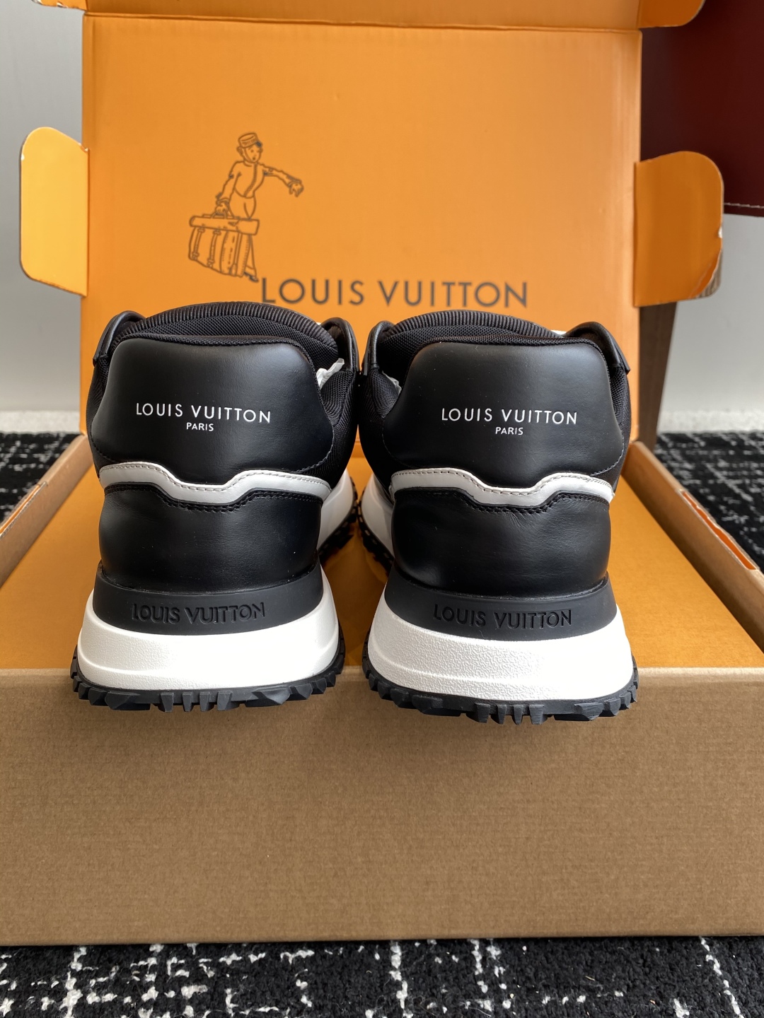 代购级（官网同步✈️盒包装）
LV路易威登 L家 驴牌最新Run Away Maxi系列 胖丁 情侣款 