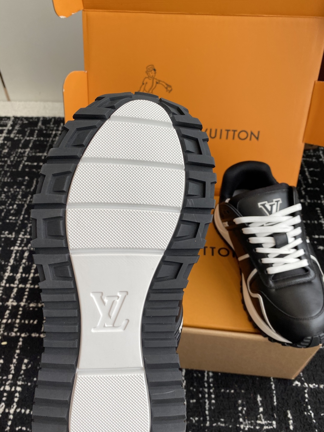 代购级（官网同步✈️盒包装）
LV路易威登 L家 驴牌最新Run Away Maxi系列 胖丁 情侣款 