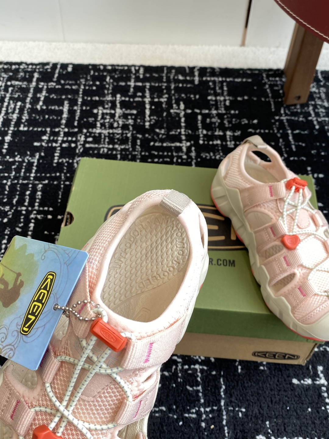 代购级
BF版 KEEN 科恩 Shanti EVA 小红书热门户外凉鞋
鞋身线条更立体的凉鞋来别具一格