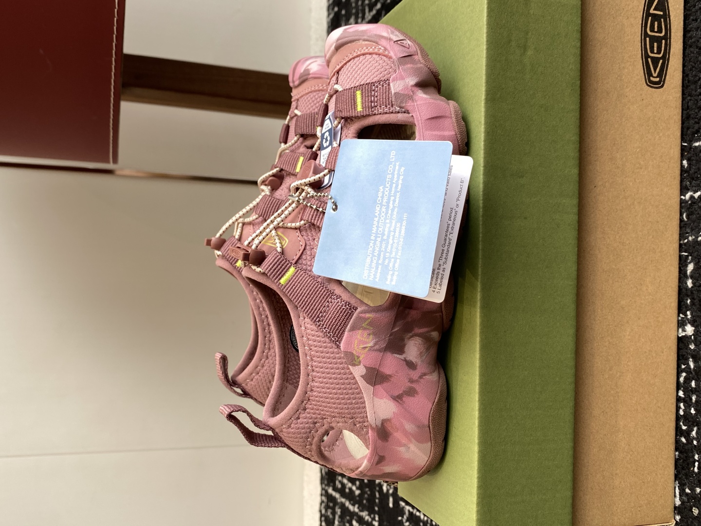 代购级
BF版 KEEN 科恩 Shanti EVA 小红书热门户外凉鞋
鞋身线条更立体的凉鞋来别具一格