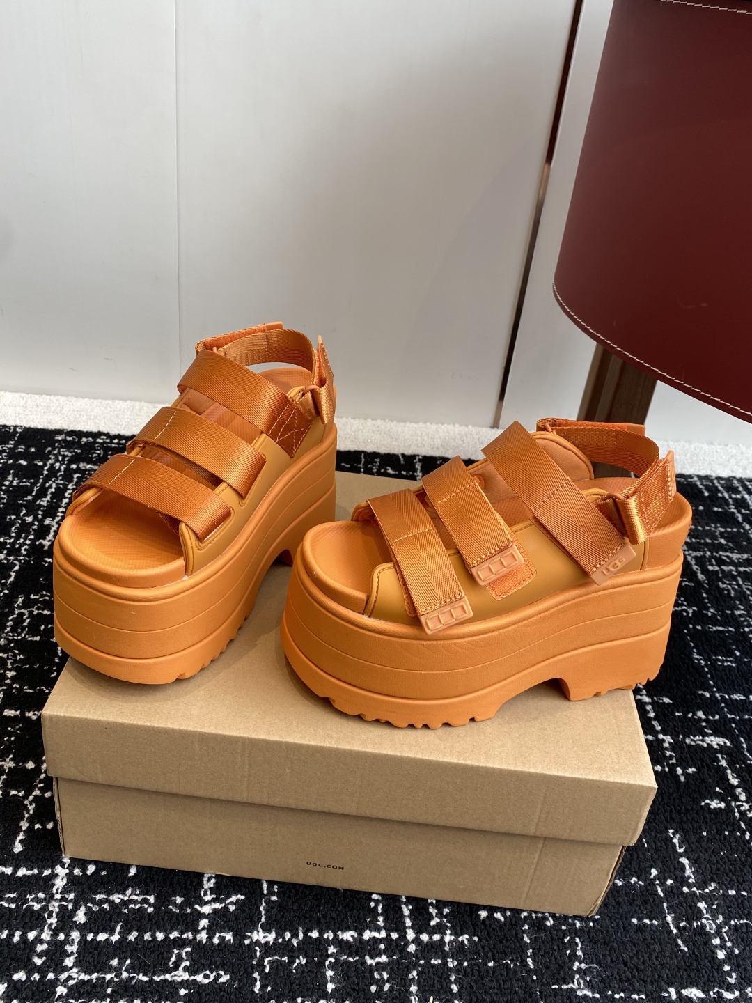 代购级
UGG 25ss 夏季新款厚底小网红凉鞋，这绝对是矮个女生的福利 

配刺绣百搭时尚！一次成型1