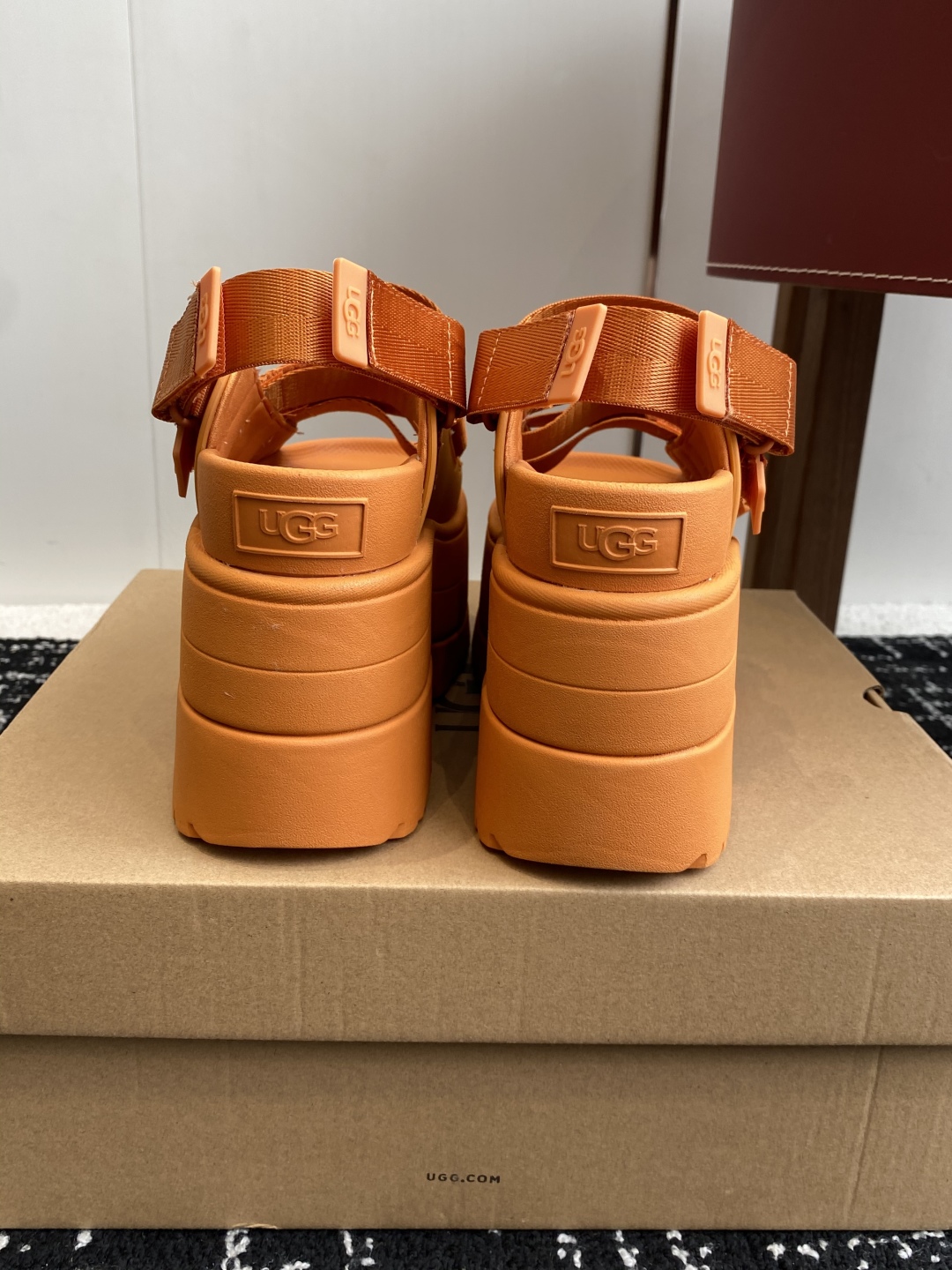 代购级
UGG 25ss 夏季新款厚底小网红凉鞋，这绝对是矮个女生的福利 

配刺绣百搭时尚！一次成型1