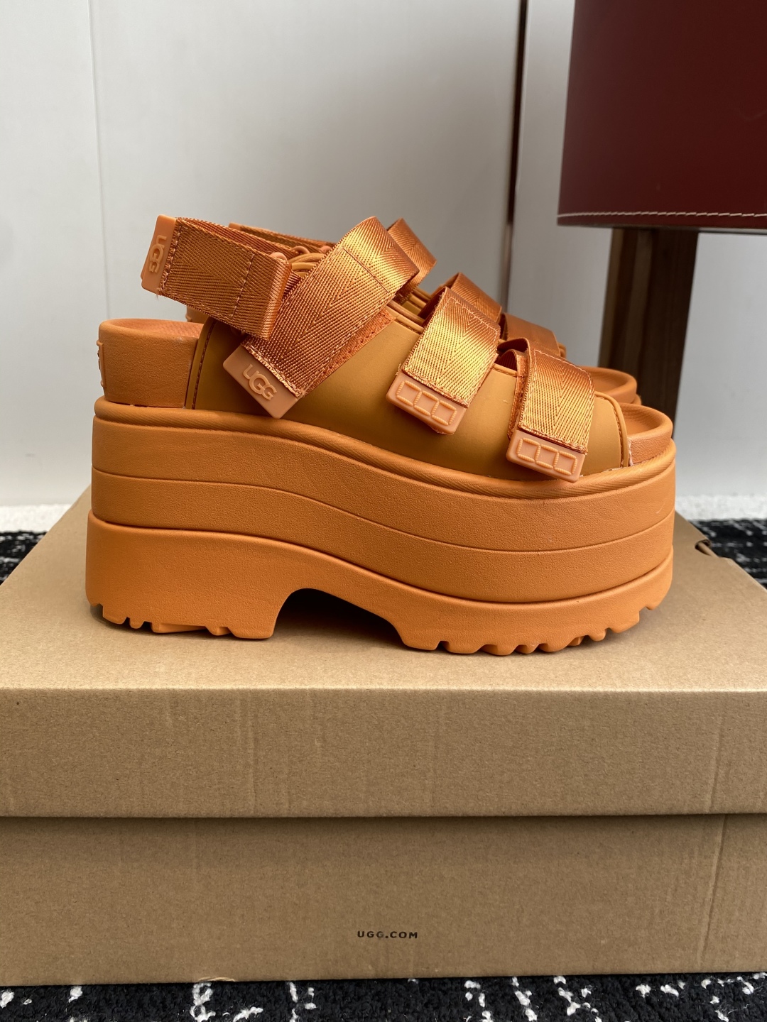 代购级
UGG 25ss 夏季新款厚底小网红凉鞋，这绝对是矮个女生的福利 

配刺绣百搭时尚！一次成型1